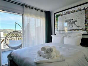 2 bedrooms, iron/ironing board, Internet, bed sheets - Twelve minutes' walk from the convention center, train station and beach (Cannes)