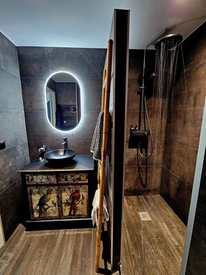Hair dryer, towels, toilet paper - Twelve minutes' walk from the convention center, train station and beach (Cannes)