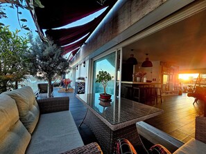 Outdoor dining - Twelve minutes' walk from the convention center, train station and beach (Cannes)