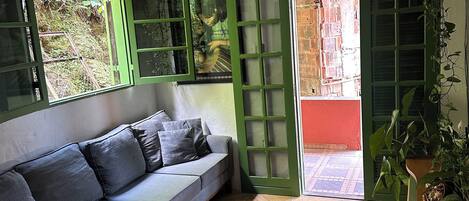 Una Smart TV, libros