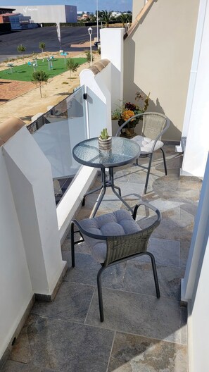 Outdoor dining - Gezinsvriendelijk appartement met speeltuin voor de deur (San Pedro del Pinatar)