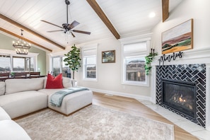 Living area - New Construction - All En Suites!  Hot Tub, Fireplace, Screened Porch & MORE! (Galena)