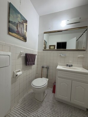 Shower, hair dryer, towels, soap - Beautiful! 3-bedroom 2-bathroom Heat/AC/Onsite Laundry/Indoor Parking/Elevator! (Bronx)