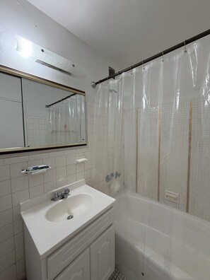 Shower, hair dryer, towels, soap - Beautiful! 3-bedroom 2-bathroom Heat/AC/Onsite Laundry/Indoor Parking/Elevator! (Bronx)