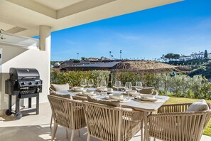 Outdoor dining - Luxury apartment with garden close to sea & golf (Mijas)