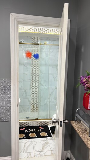 Douche, serviettes fournies, savon, papier de toilette