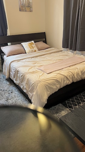 Cozy 1-bedroom , in gorgeous Queens accessible, pleasant place you can call home