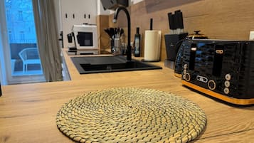 Een koelkast, een magnetron, een oven, een kookplaat