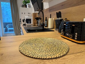 Een koelkast, een magnetron, een oven, een kookplaat