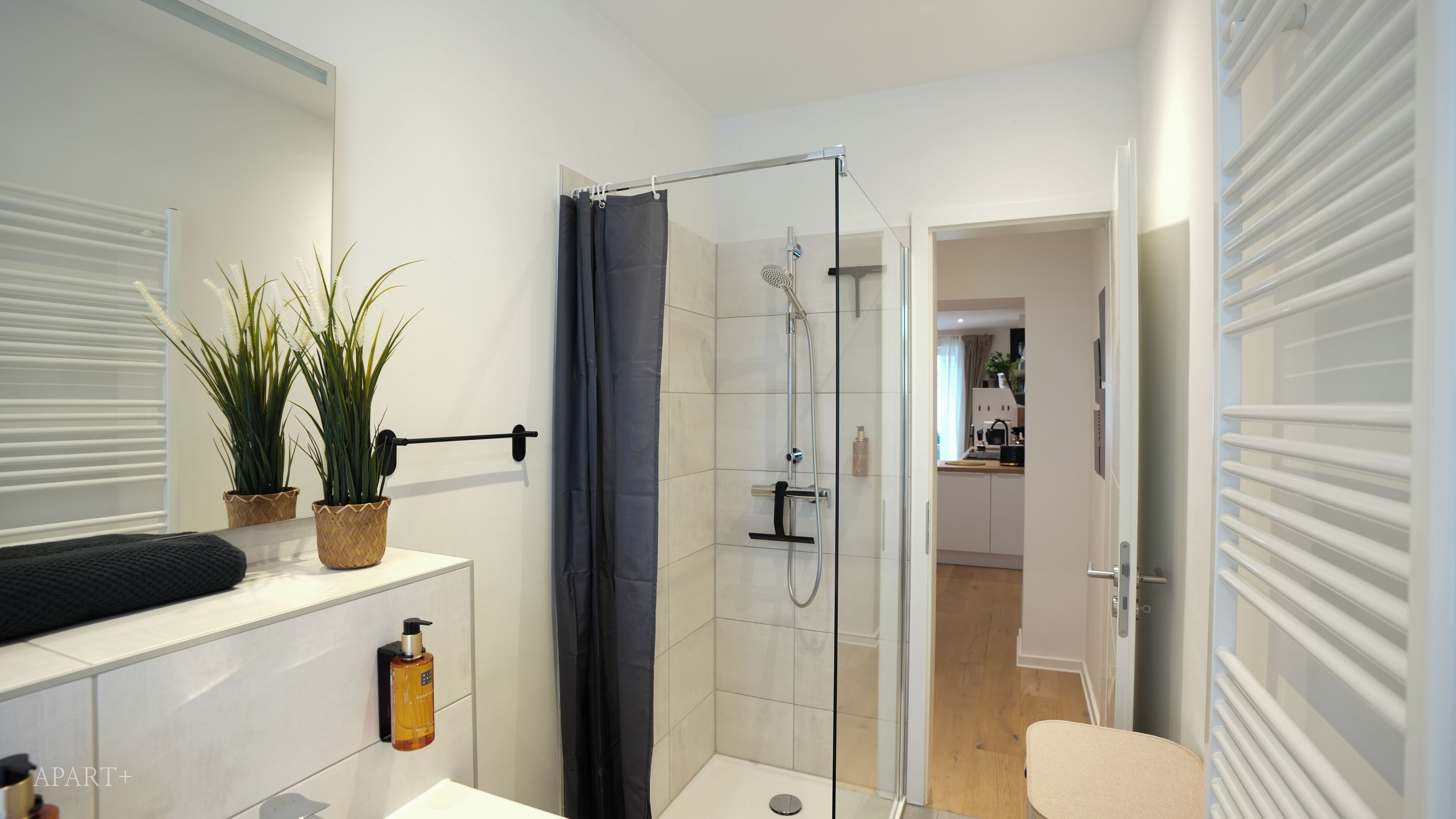 Dusche, umweltfreundliche Kosmetikartikel, Haartrockner, Handtücher