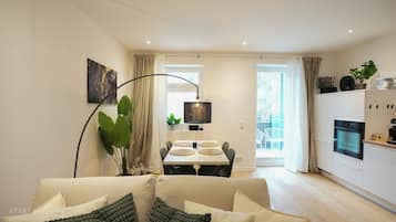 Een smart-tv, boeken en een stereo