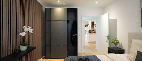 1 habitación, tabla de planchar con plancha, wifi gratis y ropa de cama