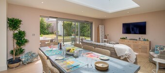 Nine Buoys - sleeps 10 guests near the beach
