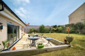 Outdoor dining - Nine Buoys - sleeps 10 guests near the beach (Bembridge)