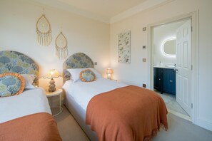 5 bedrooms, WiFi, bed sheets - Nine Buoys - sleeps 10 guests near the beach (Bembridge)