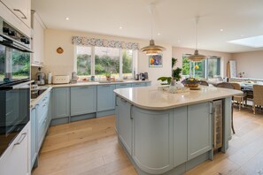Fridge, oven, stovetop, toaster - Nine Buoys - sleeps 10 guests near the beach (Bembridge)