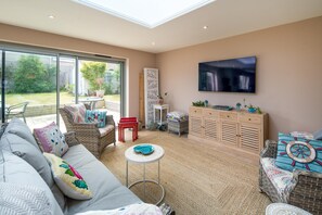 TV, fireplace - Nine Buoys - sleeps 10 guests near the beach (Bembridge)