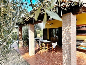 Outdoor dining - Tuscany Cottage Paratino 53/A-Charming Studio surrounded by Tuscan olive trees (Cecina)