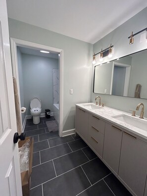 Shower, hair dryer, towels, soap - Charming 3-bedroom Ranch Home in Quiet Neighborhood (Evans)