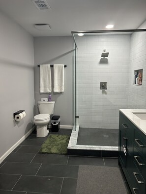 Shower, hair dryer, towels, soap - Charming 3-bedroom Ranch Home in Quiet Neighborhood (Evans)