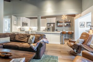 Smart TV, chimenea y libros 