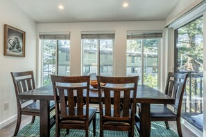 Dining - Relaxed Mountain Living in the Heart of Mammoth (Mammoth Lakes)