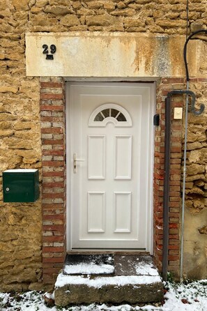 Exterior detail - House with terrace and garden (Flogny-la-Chapelle)