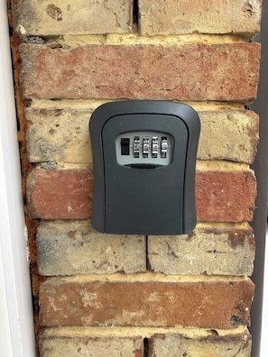 Miscellaneous - House with terrace and garden (Flogny-la-Chapelle)