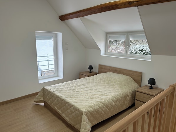 WiFi, bed sheets - House with terrace and garden (Flogny-la-Chapelle)