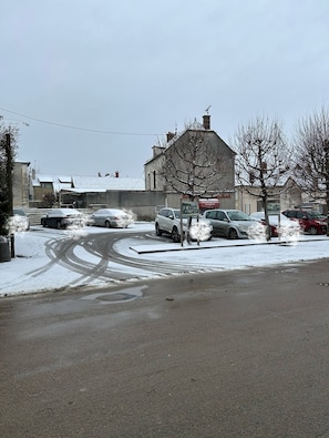 Property grounds - House with terrace and garden (Flogny-la-Chapelle)