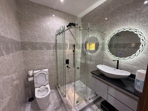 Shower, towels, toilet paper - East Legon Hills, Accra, Nanakrom Gated Community (Accra)