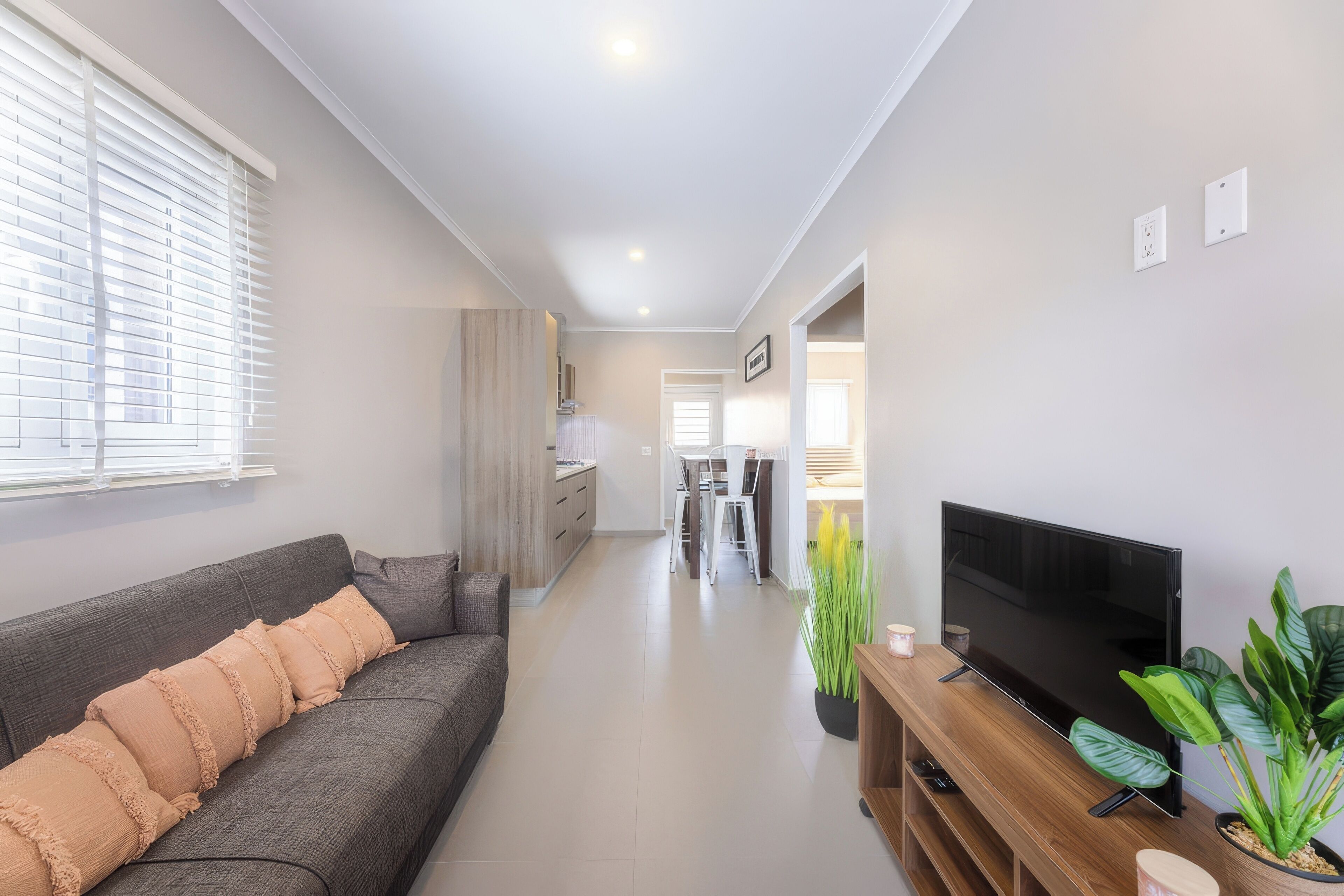 Een smart-tv en boeken