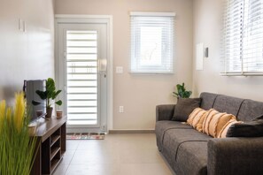 Een smart-tv en boeken