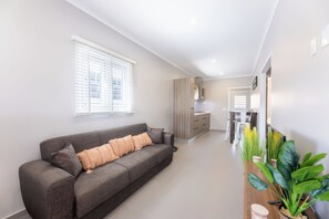 Smart TV, books - Casa Jade (Willemstad)