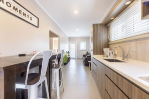 Fridge, microwave, stovetop, coffee/tea maker - Casa Jade (Willemstad)