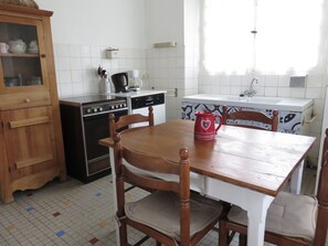 Dining - VACANCES VERTES DANS LE CEZALLIER A 25 KMS DU LIORAN (Allanche)