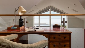 Interior - Springtide - New Polzeath - stylish sea view property sleeping 8-9 guests (New Polzeath)
