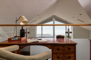 Interior - Springtide - New Polzeath - stylish sea view property sleeping 8-9 guests (New Polzeath)