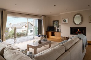 Smart TV - Springtide - New Polzeath - stylish sea view property sleeping 8-9 guests (New Polzeath)