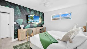 Desk, travel cot, WiFi, bed sheets