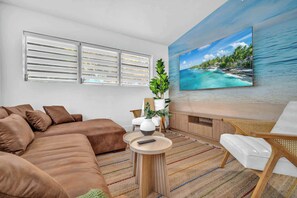 Fernseher, Tischfußball, Arbeitsbereiche