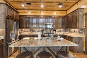 Réfrigérateur, micro-ondes, plaque de cuisson, lave-vaisselle