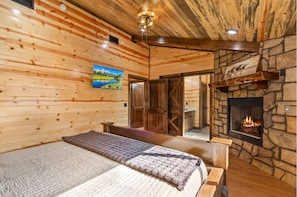 3 bedrooms, iron/ironing board, free WiFi, bed sheets - Welcome to The Sanctuary, a peaceful mountain retreat designed for connection, comfort, and unforgettable views. From cozy fireplaces to expansive outdoor spaces overlooking White Rock Mountain. (Moyers)