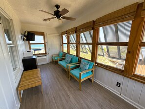 Interior - SN8633-Oceanfront with 3 bedrooms, 2 full baths, and a new hot tub! (Nags Head)