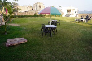Outdoor dining - Eco Fort Resort (Mahwah)