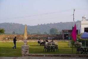 Outdoor dining - Eco Fort Resort (Dausa)