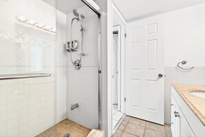 Shower, towels, soap, shampoo - Beachside Condo • Across to Johns Pass Village (Madeira Beach)