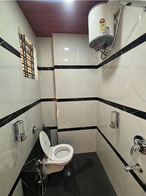 Shower, free toiletries, hair dryer, towels - Hotel Shaurya Palace (Indore)