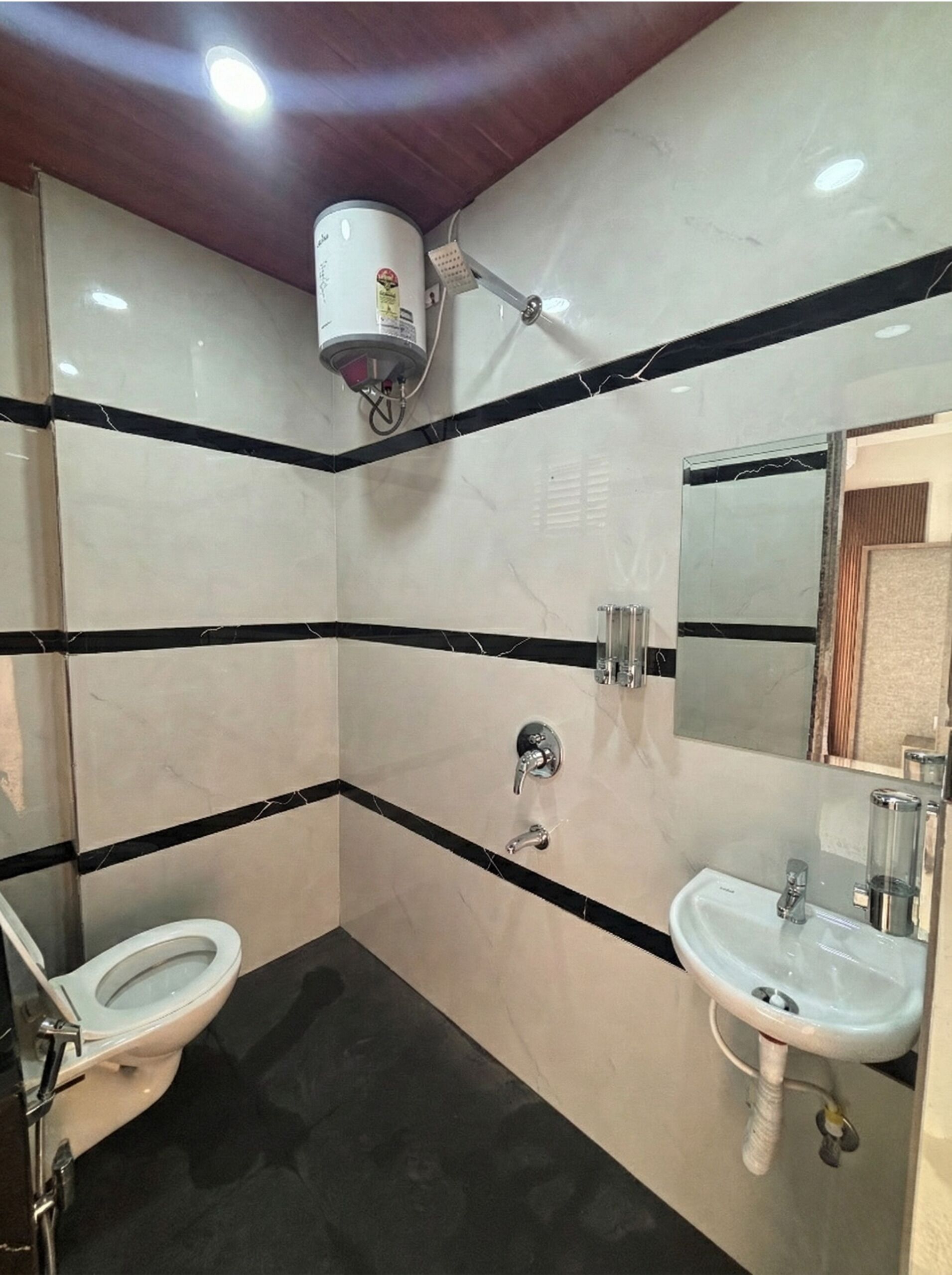 Premium Room | Bathroom | Shower, free toiletries, hair dryer, towels