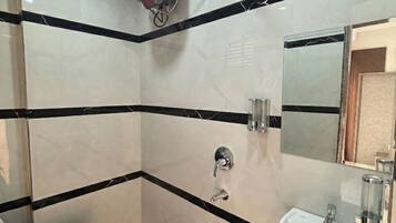 Premium Room | Bathroom | Shower, free toiletries, hair dryer, towels